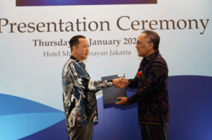 Husain Menerima Piagam penghargaan dari Bapak L.T Handoko, ketua BRIN sekaligus ketua Indonesia Toray Foundation.